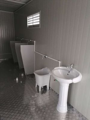Épaisseur standard Style moderne Site de construction mobile Salle de bains préfabriquée Design extérieur Panneau sandwich Toilette portable