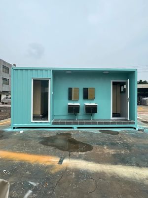 Des toilettes publiques innovantes en acier contenant des options de sièges accroupis et de l'électricité standard locale pour un usage écologique