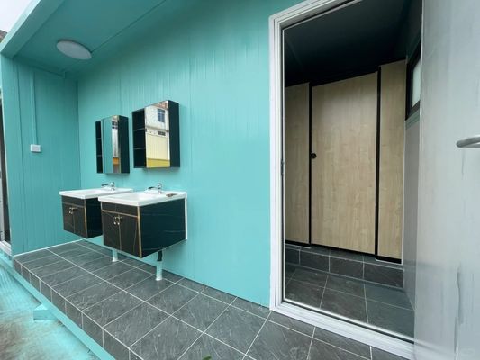 Des toilettes publiques innovantes en acier contenant des options de sièges accroupis et de l'électricité standard locale pour un usage écologique
