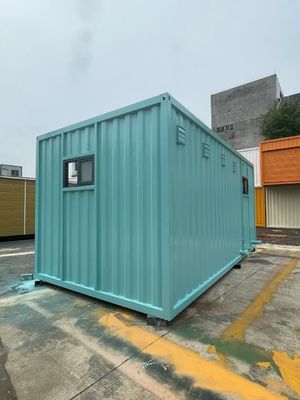 Des toilettes publiques innovantes en acier contenant des options de sièges accroupis et de l'électricité standard locale pour un usage écologique