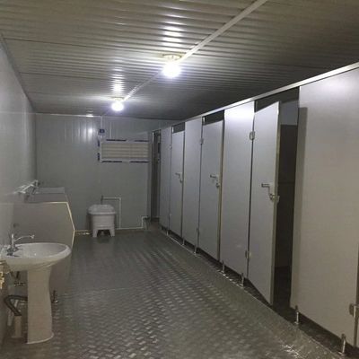 Matériau de conteneur de Dubaï personnalisé de 20 pieds/40 pieds entièrement assemblé Toilette mobile portable et design moderne pour une utilisation en extérieur
