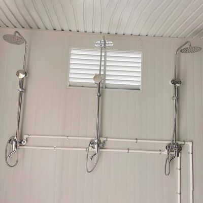 Matériau de conteneur de Dubaï personnalisé de 20 pieds/40 pieds entièrement assemblé Toilette mobile portable et design moderne pour une utilisation en extérieur
