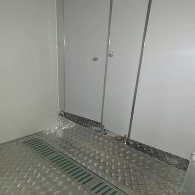 Panneau sandwich cadre en acier toilettes publiques mobiles préfabriquées pour camping toilettes portables pour performance