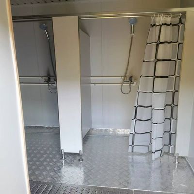Panneau sandwich cadre en acier toilettes publiques mobiles préfabriquées pour camping toilettes portables pour performance