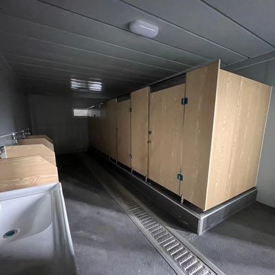 Épaisseur 2024 Toilette simple extérieure Style de conception industrielle Toilette mobile publique avec douche Container maison Toilette de luxe