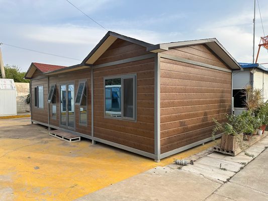 Maison de conteneurs préfabriquée en acier à grains de bois stables en acier avec panneau sandwich en option