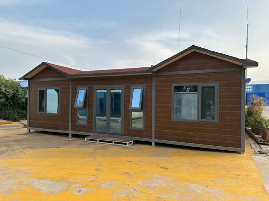 Maison de conteneurs préfabriquée en acier à grains de bois stables en acier avec panneau sandwich en option