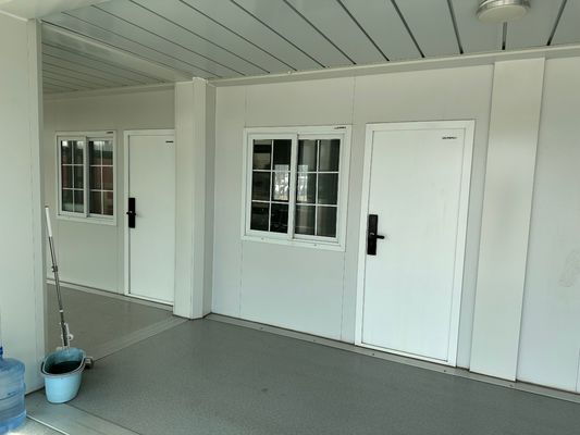 Design moderne 20ft 40ft extérieur maison de conteneur à paquet plat avec toilette et salle de bain panneau sandwich optionnel