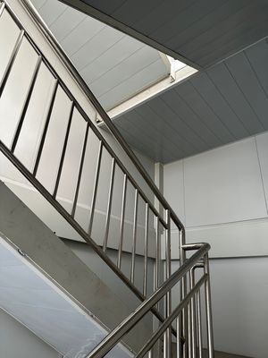Installation rapide personnalisée Haute résistance au vent Maison à paquet plat avec style de conception moderne 600X600X300 cm Taille de paquet unique