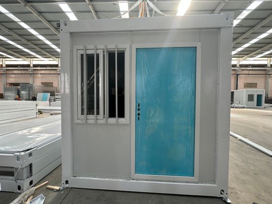 Panneau sandwich de construction extérieure cadre en acier de construction rapide 20 40 pieds préfabriqué résistant au vent maison de conteneur pliable léger