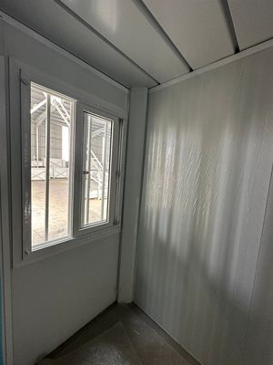 Mini maison de conteneur pliable préfabriquée logement vert avec fenêtre en aluminium et plaque de sol de base
