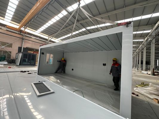 Porte de sécurité salle pliante bâtiment de conteneurs avec salle de bains et toilettes maison pour magasin pratique et conception personnalisable