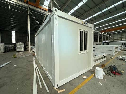 Porte de sécurité salle pliante bâtiment de conteneurs avec salle de bains et toilettes maison pour magasin pratique et conception personnalisable