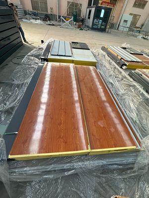 Maison préfabriquée de 20 pieds 40 pieds maison de conteneurs avec panneau sandwich de couleur personnalisée cadre en acier