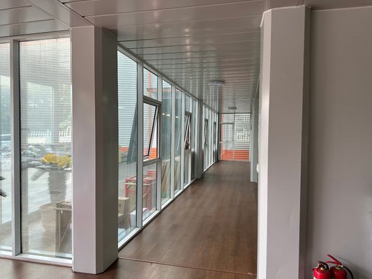 Maison préfabriquée résistante aux ouragans Container à paquet plat Bureau à domicile Maison habitée minuscule en Grèce avec électricité locale standard