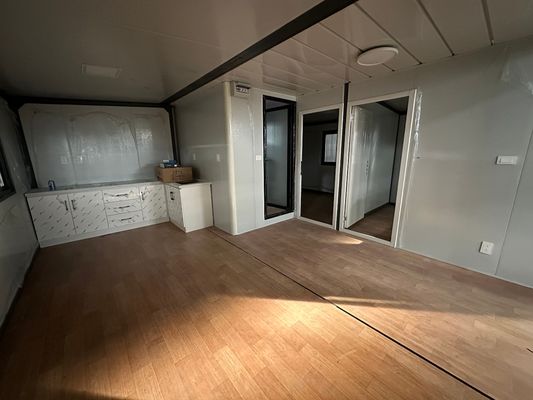 Maison de conteneurs élargie de 20 pieds avec cuisine design moderne entièrement meublé 2 chambres portable