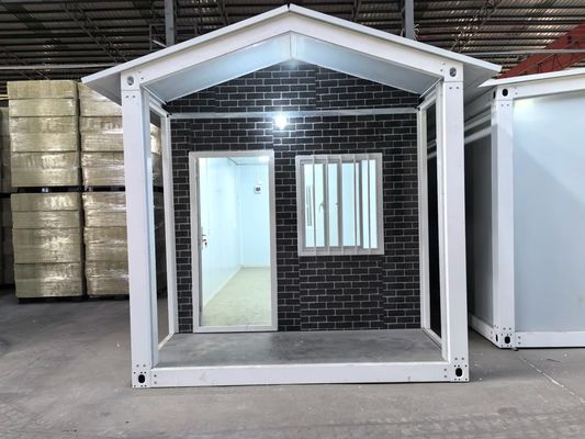 Porte de sécurité maison de conteneurs modulaire extérieure avec couleur personnalisée et toit haut étanche à l'eau