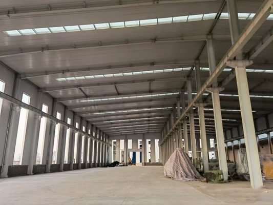 Entrepôt préfabriqué C.Z Forme de canal en acier cadre spatial métallique Construction de structures commerciales en acier résistant aux ouragans résistant à l'eau