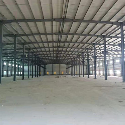 Entrepôt préfabriqué C.Z Forme de canal en acier cadre spatial métallique Construction de structures commerciales en acier résistant aux ouragans résistant à l'eau