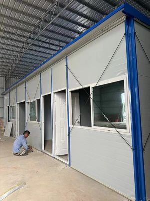 Faible teneur en carbone maison de volaille préfabriquée panneau sandwich 20ft maisons acier maison préfabriquée fenêtre en aluminium