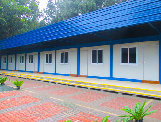 Conception personnalisée maison préfabriquée insonorisée imperméable à l'humidité pour dortoir structure principale en acier panneau sandwich
