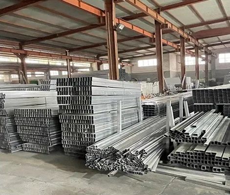 Conception personnalisée maison préfabriquée insonorisée imperméable à l'humidité pour dortoir structure principale en acier panneau sandwich
