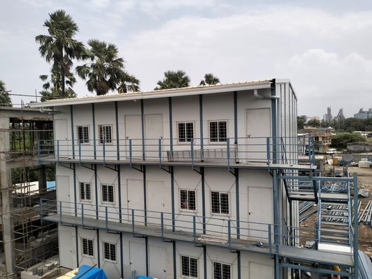 Maison préfabriquée en verre à 2 étages pour petites familles