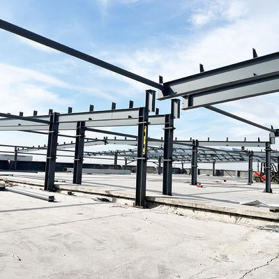 Bâtiment d'entrepôt en acier préfabriqué facile à installer par source avec structure et installation de porte en acier