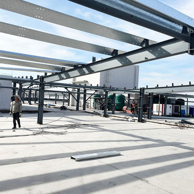 Bâtiment d'entrepôt en acier préfabriqué facile à installer par source avec structure et installation de porte en acier
