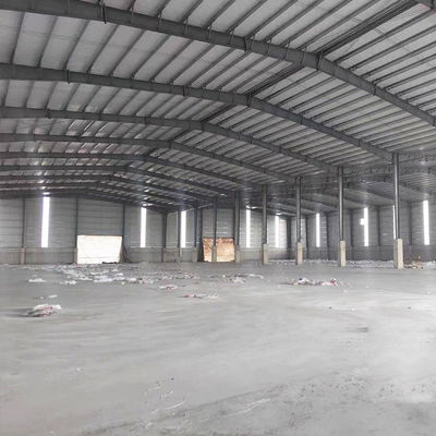Bâtiment d'entrepôt en acier préfabriqué facile à installer par source avec structure et installation de porte en acier