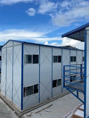 Maison en verre préfabriquée anti-corrosion dans un style de conception éclectique pour une installation facile
