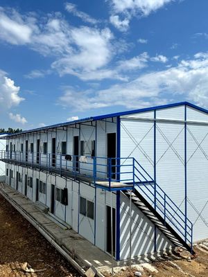 Maison en verre préfabriquée anti-corrosion dans un style de conception éclectique pour une installation facile