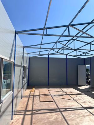 Maison en verre préfabriquée anti-corrosion dans un style de conception éclectique pour une installation facile