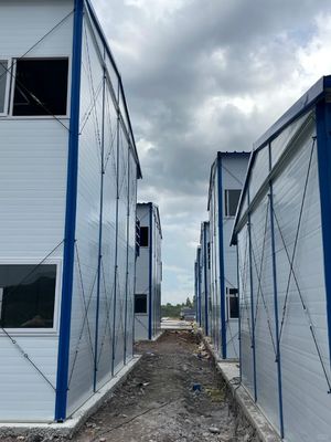 Maison préfabriquée en acier avec 50/75/100 mm de panneau sandwich ondulé