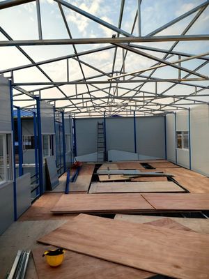 Serres Petite maison Maison mobile préfabriquée avec panneau sandwich ondulé 50/75/100 mm