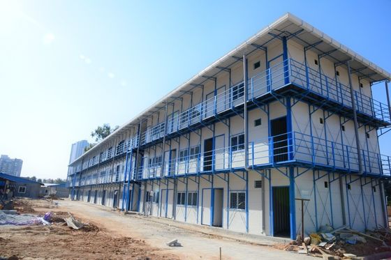 Des maisons de villas à faible teneur en carbone en panneau sandwich et en acier préfabriqué