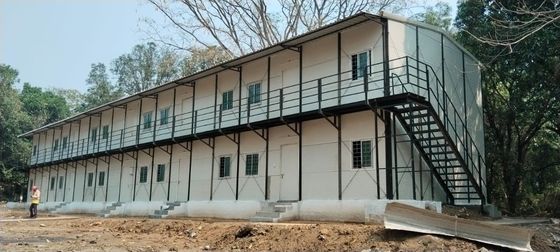 Des maisons de villas à faible teneur en carbone en panneau sandwich et en acier préfabriqué