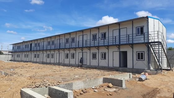 Des maisons de villas à faible teneur en carbone en panneau sandwich et en acier préfabriqué