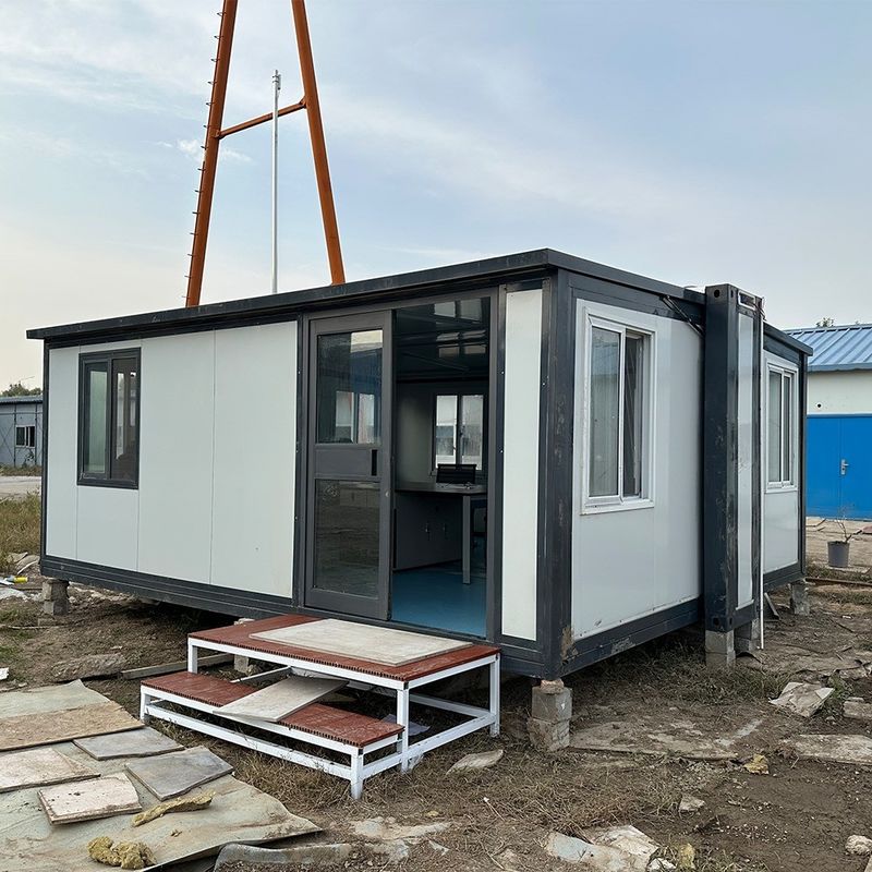 Maison de conteneurs évolutifs avec salle de bain et cuisine Luxueux 20 pieds 40 pieds Facile à installer Construction modulaire préfabriquée étanche au vent